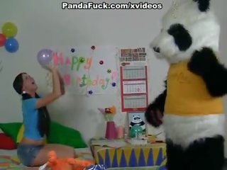 Began na hrať s a veľký kokot hračka panda