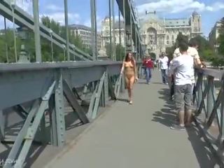 Gal naken tereza viser henne varmt kroppen på offentlig gater