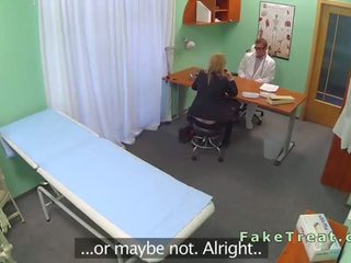 Blond saleswoman perses sisse võltsitud haigla