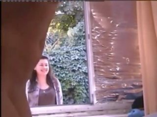 Meitene kails uz logs kamēr cilvēki caurlaide hahaha