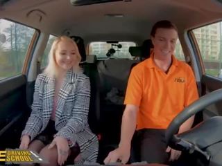Forfalskning kjøring skole blond marilyn sukker i svart strømper skitten film i bil